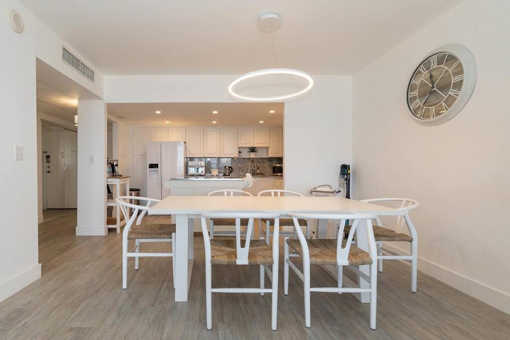 Stunning & Spacious Resort-Style Condo Across From Beach! Miami Beach Buitenkant foto