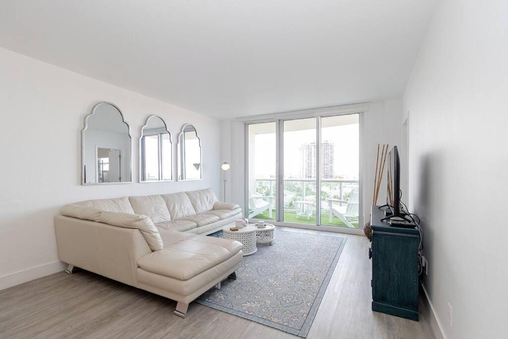 Stunning & Spacious Resort-Style Condo Across From Beach! Miami Beach Buitenkant foto