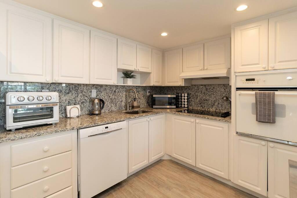 Stunning & Spacious Resort-Style Condo Across From Beach! Miami Beach Buitenkant foto