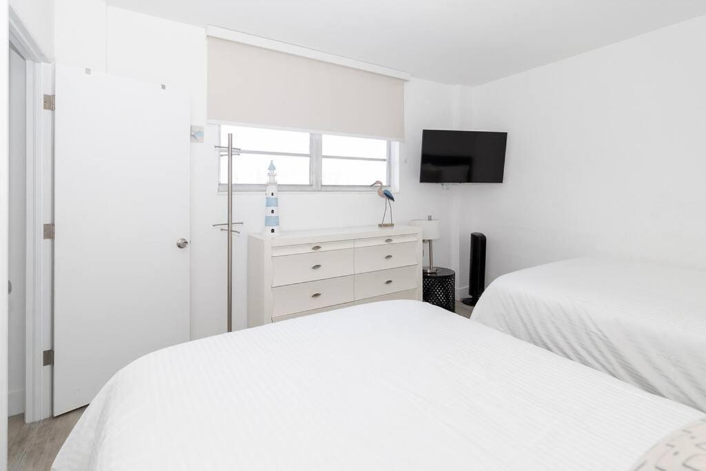 Stunning & Spacious Resort-Style Condo Across From Beach! Miami Beach Buitenkant foto