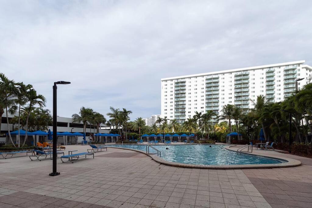 Stunning & Spacious Resort-Style Condo Across From Beach! Miami Beach Buitenkant foto