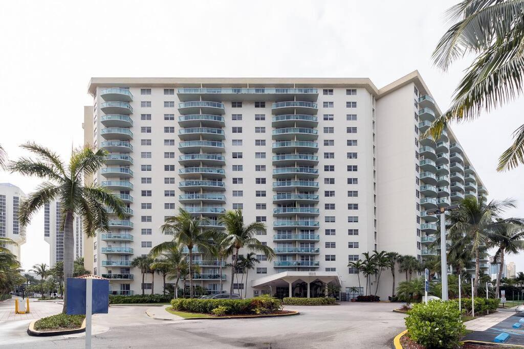 Stunning & Spacious Resort-Style Condo Across From Beach! Miami Beach Buitenkant foto