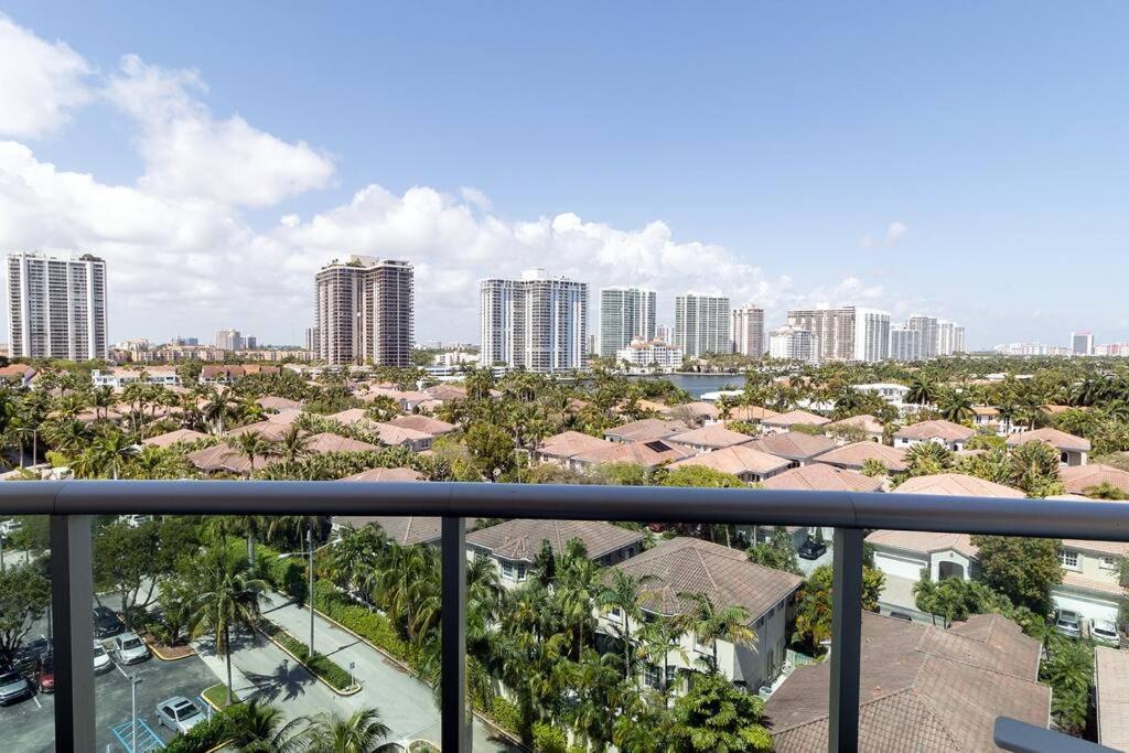 Stunning & Spacious Resort-Style Condo Across From Beach! Miami Beach Buitenkant foto