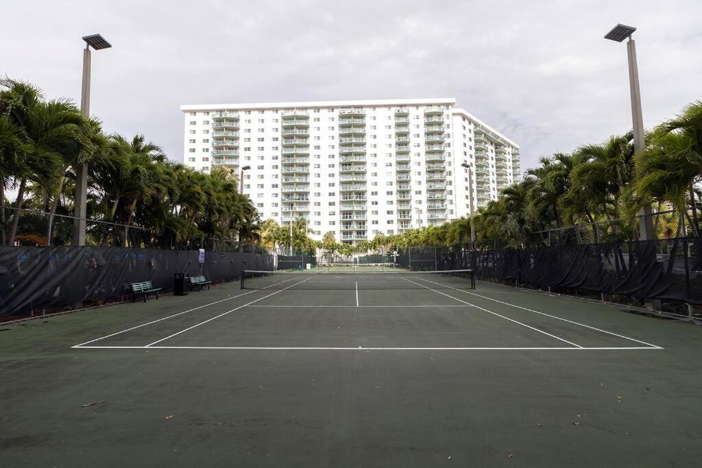 Stunning & Spacious Resort-Style Condo Across From Beach! Miami Beach Buitenkant foto